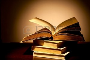 19626460-antiguo-libro-abierto-y-un-haz-de-luz-incidente