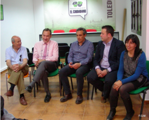 En el centro de la fotografía los letrados D. Ángel de Sancha, D. Juan Carlos Mencía y D. José Manuel Galán junto a miembros de la Coordinadora de Afectados y el Presidente de la Asociación de Vecinos "El Tajo". 