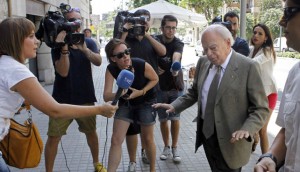 PUJOL Y SU ESPOSA VUELVEN A SU DOMICILIO DE BARCELONA