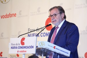 Juan-Luis-Cebrian-protagonizo-un-desayuno-informativo-el-pasado-lunes-en-el-Hotel-Ritz-300x200