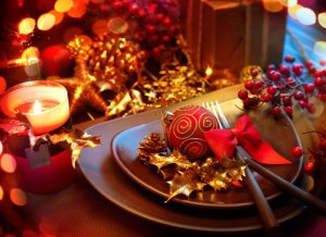 imagenes-de-la-cena-de-nochebuena-noche-vieja-y-cena-de-Navidad-brindis-comida-mesa-copas-de-vino (1)